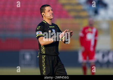 Foto Claudio Grassi/LaPresse 28 Gennaio 2024 - Monza, Italia - Sport, calcio - Monza vs Sassuolo - Campionato italiano di calcio Serie A TIM 2023/2024 - U-Power Stadion. Nella Foto: l’Arbitro Gianluca Manganiello di Pinerolo 28. Januar 2024 - Monza, Italien - Sport, Fußball - AC Monza vs US Sassuolo - italienische Serie A TIM Football Championship 2023/2024 - U-Power Stadium. Auf dem Bild: Schiedsrichter Gianluca Manganiello aus Pinerolo Stockfoto