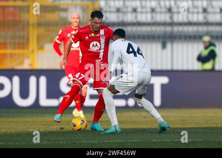 Foto Claudio Grassi/LaPresse 28 Gennaio 2024 - Monza, Italia - Sport, calcio - Monza vs Sassuolo - Campionato italiano di calcio Serie A TIM 2023/2024 - U-Power Stadion. Nella Foto: Dany Mota (AC Monza) vs Ruan Tressoldi (US Sassuolo) 28. Januar 2024 - Monza, Italien - Sport, Fußball - AC Monza vs US Sassuolo - italienische Serie A TIM Football Championship 2023/2024 - U-Power Stadium. Auf dem Bild: Dany Mota (AC Monza) vs. Ruan Tressoldi (US Sassuolo) Stockfoto