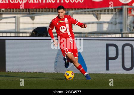 Foto Claudio Grassi/LaPresse 28 Gennaio 2024 - Monza, Italia - Sport, calcio - Monza vs Sassuolo - Campionato italiano di calcio Serie A TIM 2023/2024 - U-Power Stadion. Nella Foto: Valentin Carboni (AC Monza) 28. Januar 2024 - Monza, Italien - Sport, Fußball - AC Monza vs US Sassuolo - italienische Serie A TIM Football Championship 2023/2024 - U-Power Stadium. Auf dem Bild: Valentin Carboni (AC Monza) Stockfoto