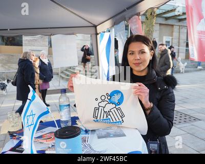 Passau, Bayern, Deutschland. Januar 2024. Eine Freiwillige hält eine Tasche in der Hand, die das Jugendforum der DIG München während der Veranstaltung hergestellt hat. Die jüdische Gemeinde Passau erinnert mit einer Mahnwache im Stadtzentrum an den Holocaust-Tag. (Credit Image: © Igor Golovniov/SOPA images via ZUMA Press Wire) NUR REDAKTIONELLE VERWENDUNG! Nicht für kommerzielle ZWECKE! Stockfoto