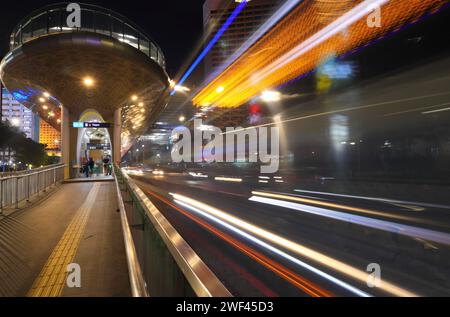 Blick auf den Tosari Bus Transit Station, Süd-Jakarta, Indonesien. Der leichte Weg ging von einem großen Bus durch. Stockfoto