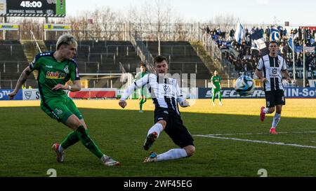 27.01.2024, Centus Arena, Aalen, Deutschland, 3. Liga, SSV Ulm 1846 vs MSV Duisburg, im Bild Niklas K?lle/Koelle (Duisburg, #11), Thomas Geyer (SSV Ulm, #6) Foto ? Die nordphoto GmbH/Hafner DFL-Vorschriften verbieten die Verwendung von Fotos als Bildsequenzen und/oder Quasi-Video Stockfoto