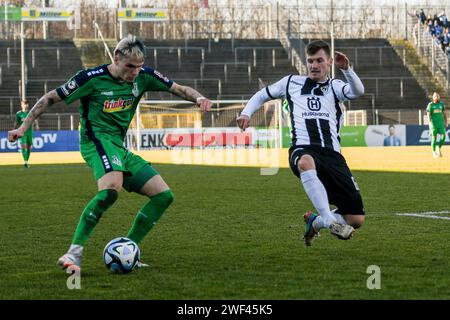 27.01.2024, Centus Arena, Aalen, Deutschland, 3. Liga, SSV Ulm 1846 vs MSV Duisburg, im Bild Niklas K?lle/Koelle (Duisburg, #11), Thomas Geyer (SSV Ulm, #6) Foto ? Die nordphoto GmbH/Hafner DFL-Vorschriften verbieten die Verwendung von Fotos als Bildsequenzen und/oder Quasi-Video Stockfoto