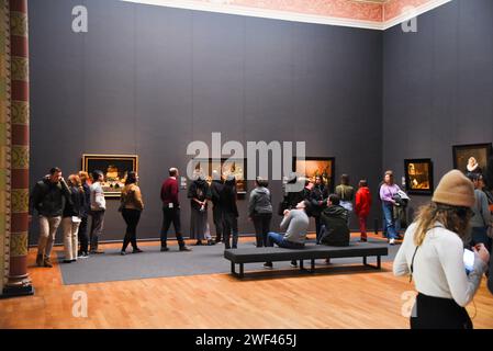 Amsterdam, Niederlande. Januar 2024. Einer der vielen Säle mit Artefakten im Rijksmuseum in Amsterdam. Hochwertige Fotos Stockfoto