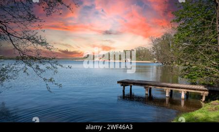 Sonnenuntergang über dem See auf der Mecklenburgischen Seenplatte in Deutschland Stockfoto