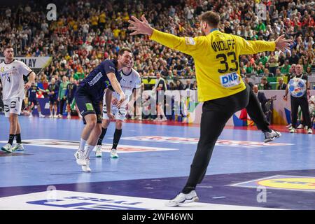 KÖLN, DEUTSCHLAND - 28. JANUAR Lanxess Arena, Männer EHF Euro 2024 PLATZIERUNGSSPIEL 3/4 Schweden - Deutschland v.l., Wurf von Felix Claar (Schweden), Torhüter Andreas Wolff (Deutschland, DHB) Stockfoto