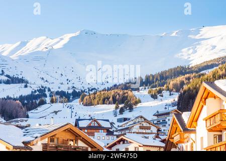 Dorf Fiss, Skilifte, Skipiste, Abfahrtsski, Samnaun Alpen Stockfoto