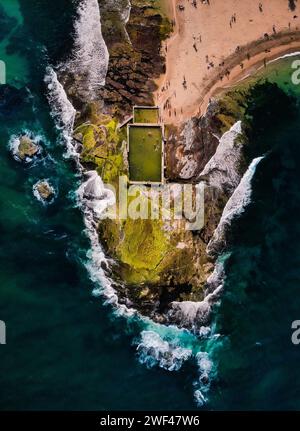 Aerial Mastery: Der Mona Vale Rock Pool von Sydney, ein Küstenparadies, umgeben von türkisfarbenen Wellen Stockfoto