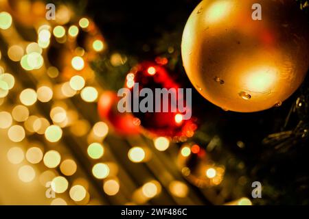 Yuletide Glow: Nahaufnahme festlicher Weihnachtsdekorationen, die in warme Weihnachtslichter getaucht sind Stockfoto