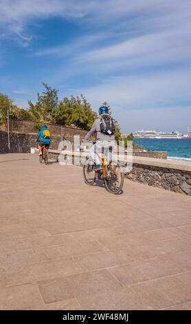 An einem sonnigen Tag auf der kanarischen Insel Fuerteventura haben sich Elektrofahrräder auf dem Playa Blanca Trail ausgeliehen. Stockfoto