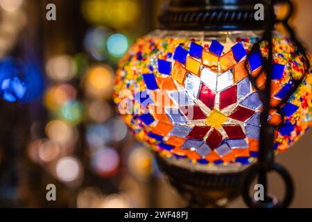 Nahaufnahme einer wunderschönen farbenfrohen orientalischen Lampen, die im Geschäft in Dubai hängen Stockfoto