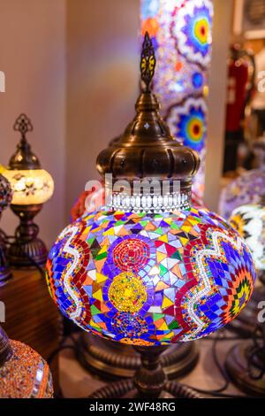 Nahaufnahme einer wunderschönen farbenfrohen orientalischen Lampen, die im Geschäft in Dubai hängen Stockfoto