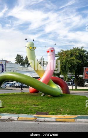 The Worms Roundabout A Decorative Art Installation in A Traffic Circle in Albufeira an der Algarve Portugal, 27. Januar 2024 Stockfoto