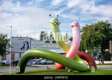 The Worms Roundabout A Decorative Art Installation in A Traffic Circle in Albufeira an der Algarve Portugal, 27. Januar 2024 Stockfoto