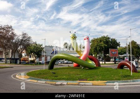 The Worms Roundabout A Decorative Art Installation in A Traffic Circle in Albufeira an der Algarve Portugal, 27. Januar 2024 Stockfoto