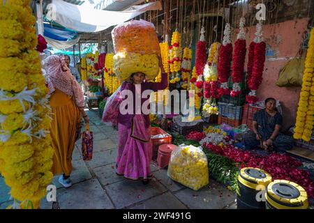 Vadodara, Indien - 14. Januar 2024: Blumenhändler auf dem Khanderao-Markt in Vadodara, Gujarat, Indien. Stockfoto