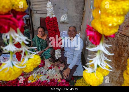 Vadodara, Indien - 14. Januar 2024: Ein Paar verkauft Blumen auf dem Khanderao-Markt in Vadodara, Gujarat, Indien. Stockfoto