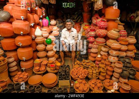 Vadodara, Indien - 14. Januar 2024: Ein Töpferverkäufer auf dem Khanderao-Markt in Vadodara, Gujarat, Indien. Stockfoto