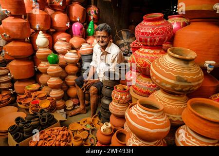 Vadodara, Indien - 14. Januar 2024: Ein Töpferverkäufer auf dem Khanderao-Markt in Vadodara, Gujarat, Indien. Stockfoto