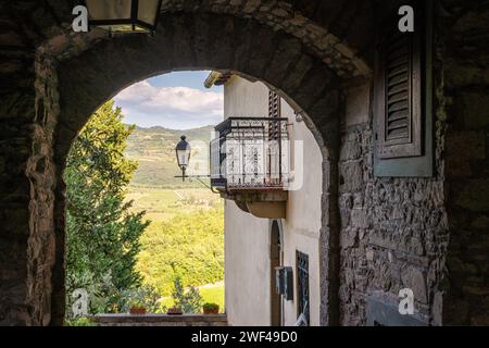 Das malerische Dorf Montefioralle, in der Nähe von Greve in Chianti, an einem sonnigen Sommertag. Provinz Florenz, Toskana, Italien. Stockfoto