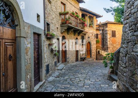 Das malerische Dorf Montefioralle, in der Nähe von Greve in Chianti, an einem sonnigen Sommertag. Provinz Florenz, Toskana, Italien. Stockfoto