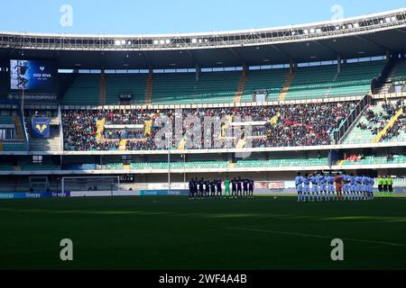 Foto Paola Garbuio/LaPresse 28 Gennaio 2024 - Verona, Italia - Sport, calcio -Hellas Verona vs Frosinone - Campionato italiano di calcio Serie A TIM 2023/2024 - Stadio Marcantonio Bentegodi. Nella Foto: silenzio in onore di Gigi riva Verona)28. Januar 2024 Verona, Italien - Sport, Fußball - Hellas Verona vs Frosinone - italienische Serie A TIM Fußball-Meisterschaft 2023/2024 - Marcantonio Bentegodi Stadion. Auf dem Bild: Schweigen für Gigi Riva Stockfoto