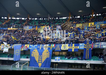 Foto Paola Garbuio/LaPresse 28 Gennaio 2024 - Verona, Italia - Sport, calcio -Hellas Verona vs Frosinone - Campionato italiano di calcio Serie A TIM 2023/2024 - Stadio Marcantonio Bentegodi. Nella Foto: Curva verona Verona) 28. Januar 2024 Verona, Italien - Sport, Fußball - Hellas Verona vs Frosinone - italienische Serie A TIM Fußballmeisterschaft 2023/2024 - Marcantonio Bentegodi Stadion. Auf dem Bild: Veronas Unterstützer Stockfoto