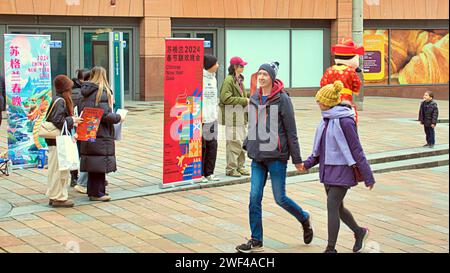 Glasgow, Schottland, Großbritannien. Januar 2024. Bei der chinesischen Neujahrsgala wurde ein tanzender, glücklicher chinesischer Charakter in die Buchanan Street auf der Shoppinghauptstadt und der Stilmeile Schottlands im Schatten der königlichen Konzerthalle gebracht . Credit Gerard Ferry/Alamy Live News Stockfoto