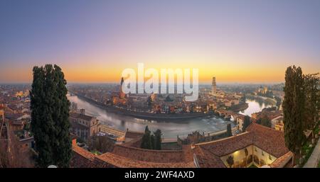 Verona, Italien Skyline an der Etsch in der Abenddämmerung. Stockfoto