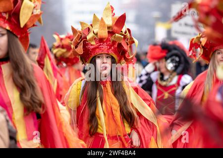 Pernik, Bulgarien - 27. Januar 2024: Maskerade-Festival zum 30. Geburtstag in Pernik Bulgarien. Leute mit einer Maske namens Kukeri tanzen und spielen zu sc Stockfoto