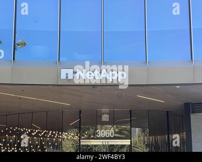 Usa. August 2023. Außenansicht des NetApp Hauptsitzes mit Firmenlogo, in der Santana Row, San Jose, Kalifornien, 10. August 2023. (Foto: Smith Collection/Gado/SIPA USA) Credit: SIPA USA/Alamy Live News Stockfoto