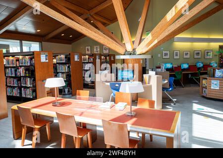 Lafayette, Usa. Juni 2023. Innenraum der öffentlichen Bibliothek in Lafayette, Kalifornien, 26. Juni 2023. (Foto: Smith Collection/Gado/SIPA USA) Credit: SIPA USA/Alamy Live News Stockfoto