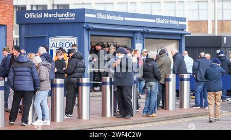 West Bromwich, Großbritannien. Januar 2024. Die Fans kommen am 28. Januar 2024 vor dem Spiel der Emirates FA Cup 4. Runde zwischen West Bromwich Albion und Wolverhampton Wanderers in den Hawthorns in West Bromwich, England. Foto von Stuart Leggett. Nur redaktionelle Verwendung, Lizenz für kommerzielle Nutzung erforderlich. Keine Verwendung bei Wetten, Spielen oder Publikationen eines einzelnen Clubs/einer Liga/eines Spielers. Quelle: UK Sports Pics Ltd/Alamy Live News Stockfoto