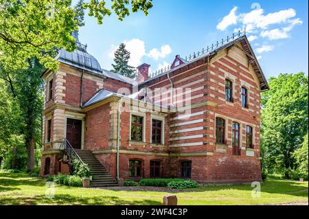 Das Herrenhaus Aumeisteru wurde im neogotischen Stil erbaut. Blick auf den Hinterhof. Lettland, Baltikum. Stockfoto