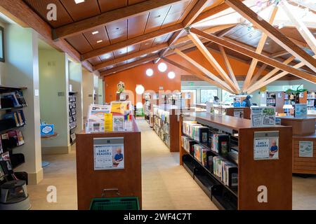 Lafayette, Usa. Juni 2023. Innenraum der öffentlichen Bibliothek in Lafayette, Kalifornien, 26. Juni 2023. (Foto: Smith Collection/Gado/SIPA USA) Credit: SIPA USA/Alamy Live News Stockfoto