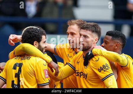 West Bromwich, Großbritannien. Januar 2024. Wölfe feiern das Tor von Matheus Cunha beim Spiel der 4. Runde des Emirates FA Cup zwischen West Bromwich Albion und Wolverhampton Wanderers in den Hawthorns, West Bromwich, England am 28. Januar 2024. Foto von Stuart Leggett. Nur redaktionelle Verwendung, Lizenz für kommerzielle Nutzung erforderlich. Keine Verwendung bei Wetten, Spielen oder Publikationen eines einzelnen Clubs/einer Liga/eines Spielers. Quelle: UK Sports Pics Ltd/Alamy Live News Stockfoto