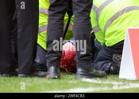 West Bromwich, Großbritannien. Januar 2024. Ein blutender Unterstützer wird nach einem Vorfall während des Spiels der 4. Runde des Emirates FA Cup zwischen West Bromwich Albion und Wolverhampton Wanderers in den Hawthorns in West Bromwich, England am 28. Januar 2024 zurückgehalten. Foto von Stuart Leggett. Nur redaktionelle Verwendung, Lizenz für kommerzielle Nutzung erforderlich. Keine Verwendung bei Wetten, Spielen oder Publikationen eines einzelnen Clubs/einer Liga/eines Spielers. Quelle: UK Sports Pics Ltd/Alamy Live News Stockfoto