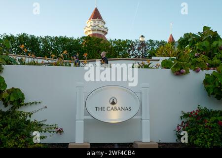 San Diego, Usa. Dezember 2023. Eintritt in die Gegend „Cabanas“ mit üppigem Grün und einem berühmten roten Turm im Hintergrund, Hotel Del Coronado, Coronado Island, San Diego, Kalifornien, Dezember 2023. (Foto: Smith Collection/Gado/SIPA USA) Credit: SIPA USA/Alamy Live News Stockfoto