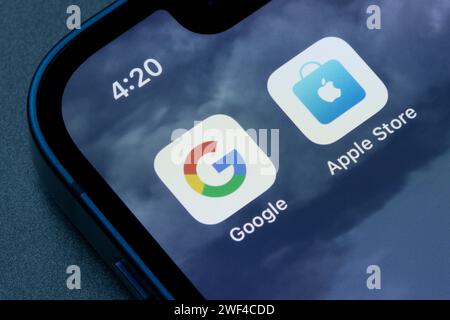 Google- und Apple Store-App-Symbole werden auf einem iPhone angezeigt. Big Tech und Google vs. Apple-Konzepte. Stockfoto