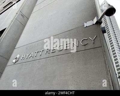 Usa. August 2023. Außenansicht der Hyatt Regency Hotelfassade mit Beschilderung und Sicherheitskamera, San Francisco, Kalifornien, 17. August 2023. (Foto: Smith Collection/Gado/SIPA USA) Credit: SIPA USA/Alamy Live News Stockfoto