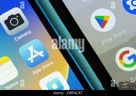 Die Symbole Apple App Store und Google Play Store werden jeweils auf einem iPhone und einem Google Pixel Smartphone angezeigt. Apple App Store vs Google Play Store. Stockfoto