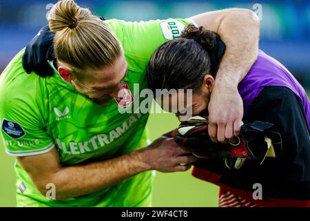 Rotterdam, Niederlande. Januar 2024. ROTTERDAM, NIEDERLANDE - 28. JANUAR: Torhüter Lars Unnerstall des FC Twente umarmt Ramiz Zerrouki aus Feyenoord während des niederländischen Eredivisie-Spiels zwischen Feyenoord und FC Twente am 28. Januar 2024 im Stadion Feyenoord in Rotterdam, Niederlande. (Foto: Joris Verwijst/Orange Pictures) Credit: dpa/Alamy Live News Stockfoto