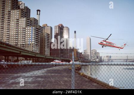 New York City, New York, USA – 1. Dezember 1991: Ein norriges Filmfoto einer New York Helicopter Company Sikorsky S-58, die auf dem East 34th Street Heliport in Manhattan landet. Stockfoto