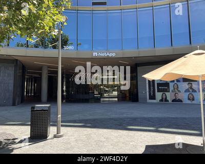 Usa. August 2023. Außenansicht des NetApp Hauptsitzes mit moderner Glasfassade, Santana Row, San Jose, Kalifornien, 10. August, 2023. (Foto: Smith Collection/Gado/SIPA USA) Credit: SIPA USA/Alamy Live News Stockfoto