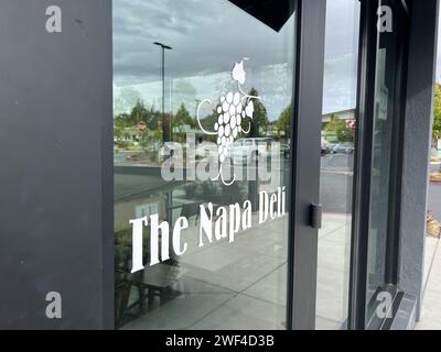 Walnut Creek, USA. November 2023. Glastür Eingang des Napa Deli mit Logo, reflektierender Blick auf die Straße, Walnut Creek, Kalifornien, 5. November, 2023. (Foto: Smith Collection/Gado/SIPA USA) Credit: SIPA USA/Alamy Live News Stockfoto