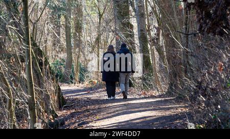 Ein verliebtes Paar im Wald Stockfoto