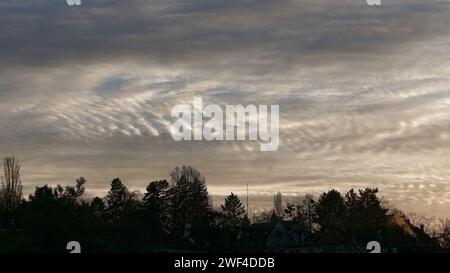 Dramatischer Himmel über der Stadt Stockfoto