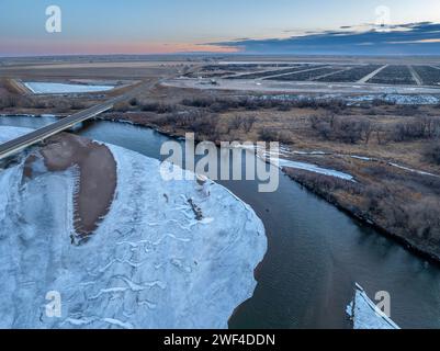 Sonnenuntergang über dem South Platte River und den Ebenen im Osten Colorados in der Winterlandschaft, aus der Vogelperspektive Stockfoto