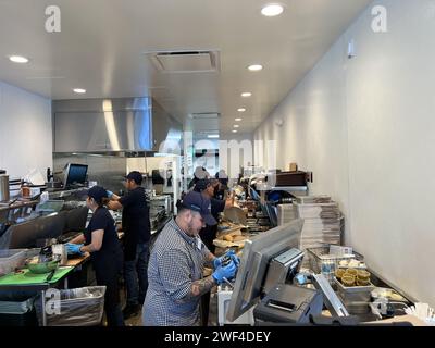 USA. August 2023. Küchenbereich bei Mendocino Farms in Walnut Creek, Kalifornien, 29. August 2023. (Foto: Smith Collection/Gado/SIPA USA) Credit: SIPA USA/Alamy Live News Stockfoto