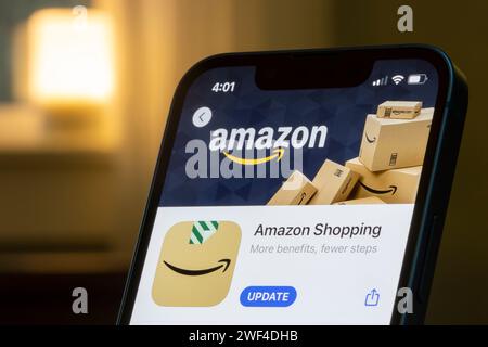 Die Amazon Shopping App wird im App Store auf einem iPhone angezeigt. Amazon.com, Inc. Ist ein globales Technologieunternehmen mit Schwerpunkt auf E-Commerce, Cloud Computing und Online ... Stockfoto